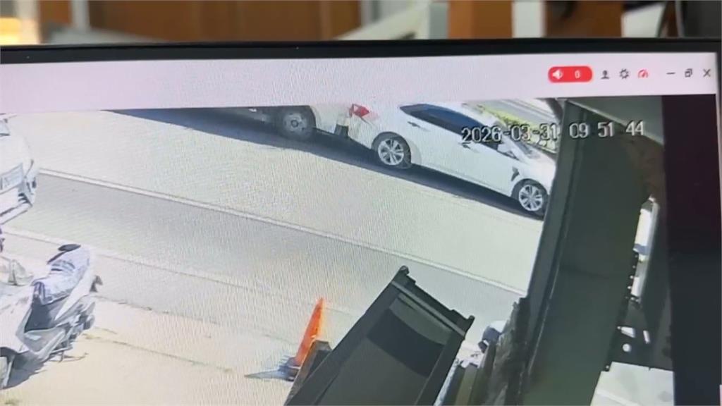 五車連環撞！小貨車疑剎車不及追撞　轎車慘成夾心餅乾、駕駛送醫