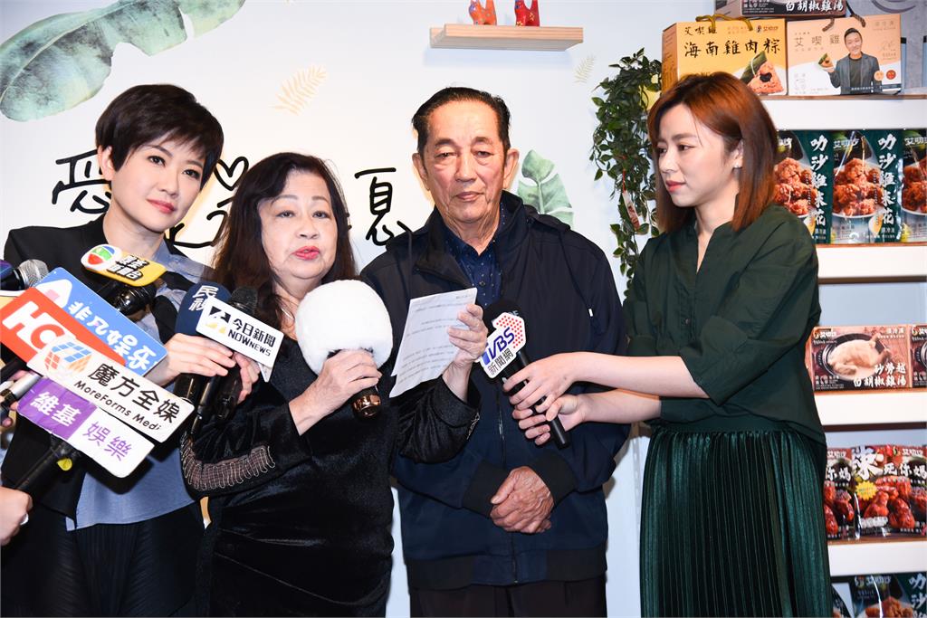 「艾成離世200天」21位家人來台!艾成爸媽請媒體好友吃艾叻沙