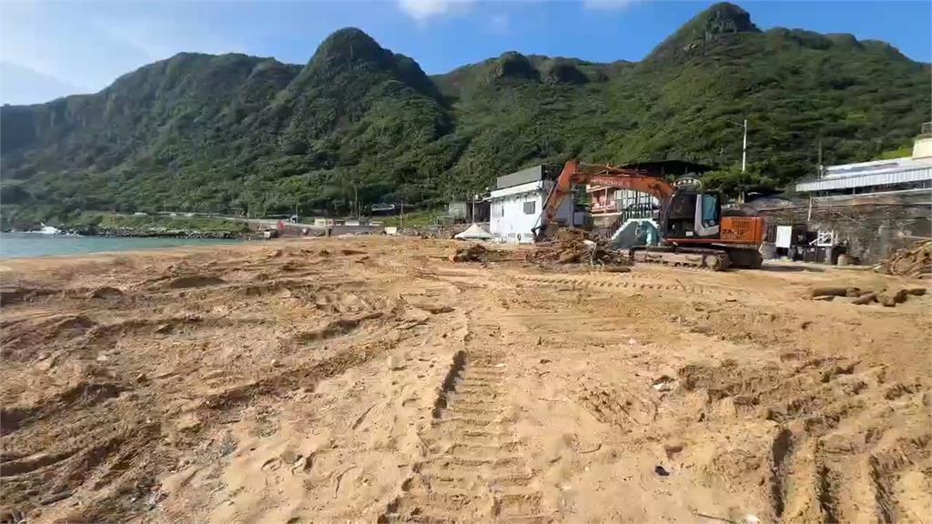 漁網纏繞玳瑁海龜打上岸　１死２傷送治療
