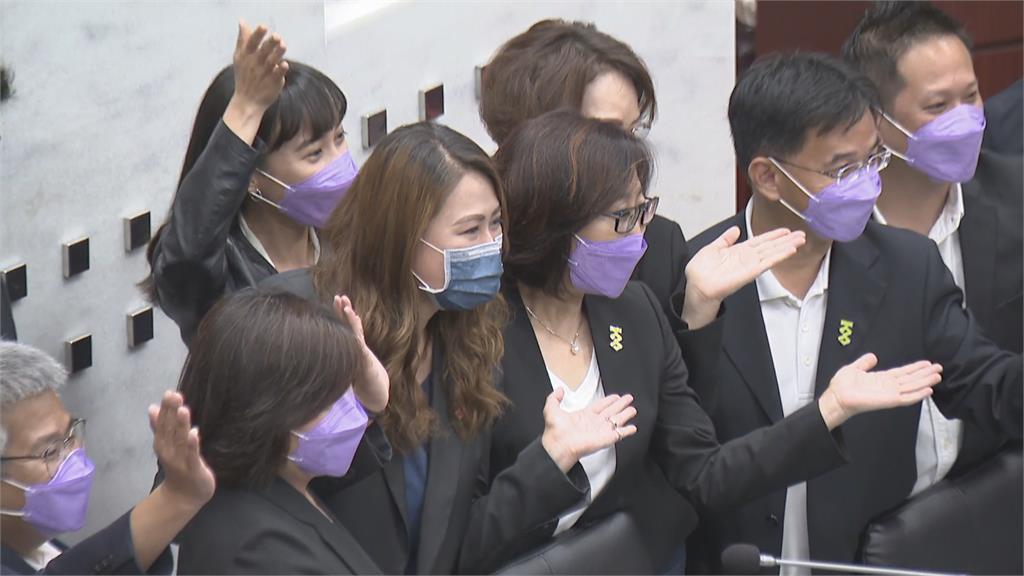 快新聞/初選意外落馬陳其邁暖心打氣 高閔琳淚灑議場