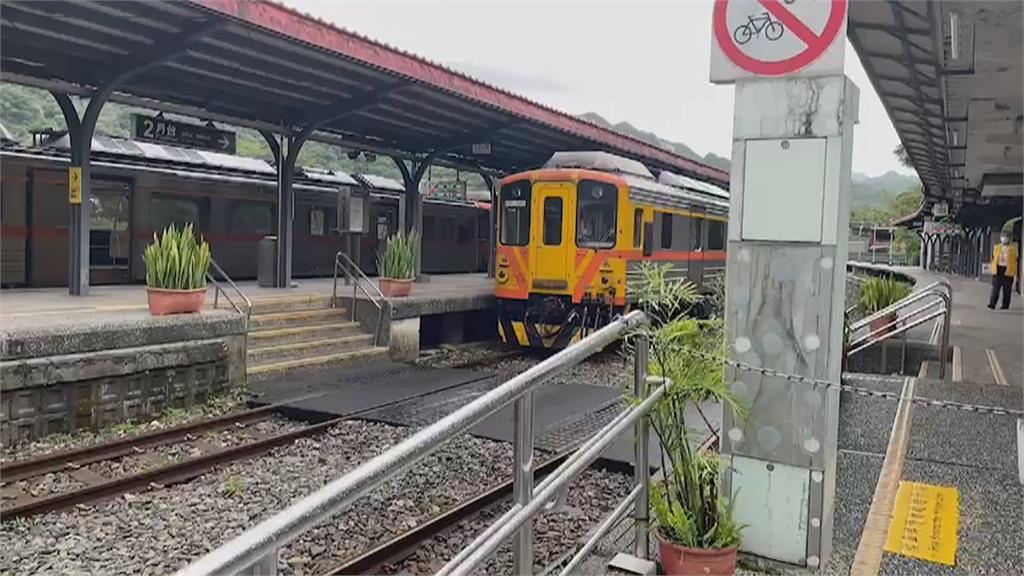 台鐵平溪線2度落石 十分至菁桐站改遊覽車接駁