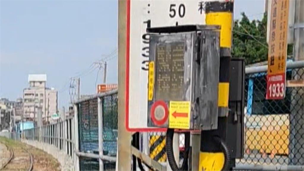 驚險瞬間!貨車卡平交道 熱心駕駛跳車抬柵欄解危