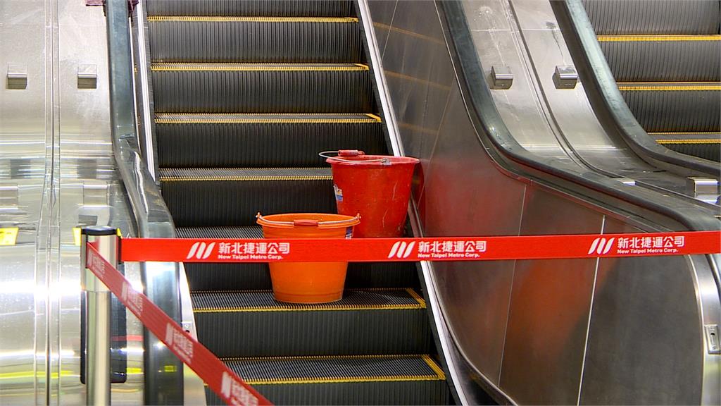 三鶯線頂埔站大漏水　慶祝通車慘變「水濂洞」