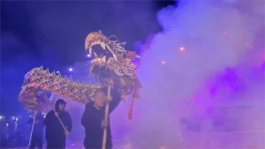 震撼!苗栗元宵主秀登場 七尾祥龍穿梭砲陣起舞