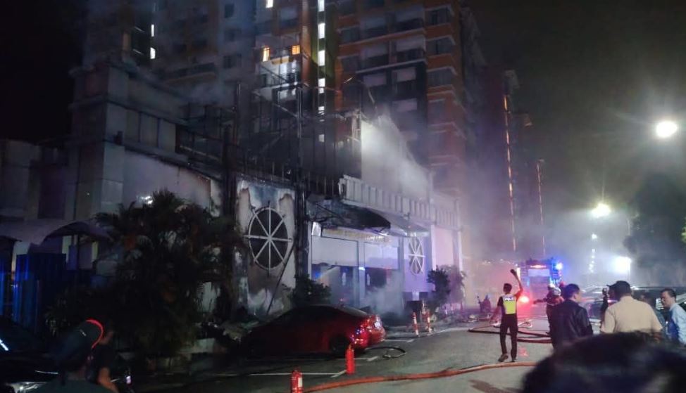 馬來西亞年終尾牙驚魂！　烈焰吞噬天花板、上千名員工逃命