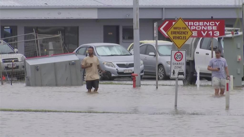 澳洲昆士蘭暴雨河水暴漲　嚇壞！鱷魚現蹤市區排水溝