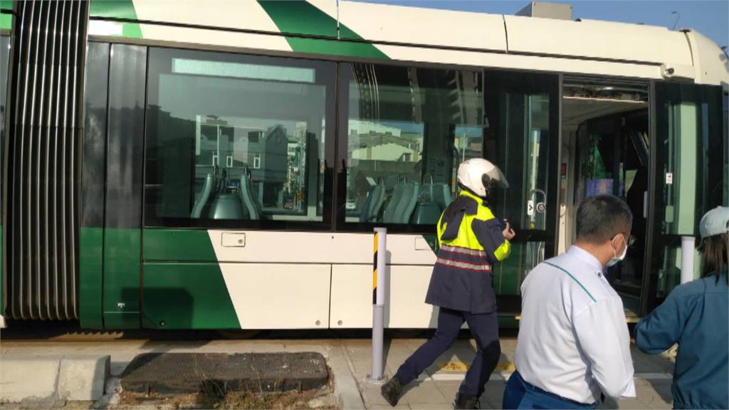 今年第3次!高雄輕軌又被撞 翁騎單車穿越軌道釀禍幸輕傷