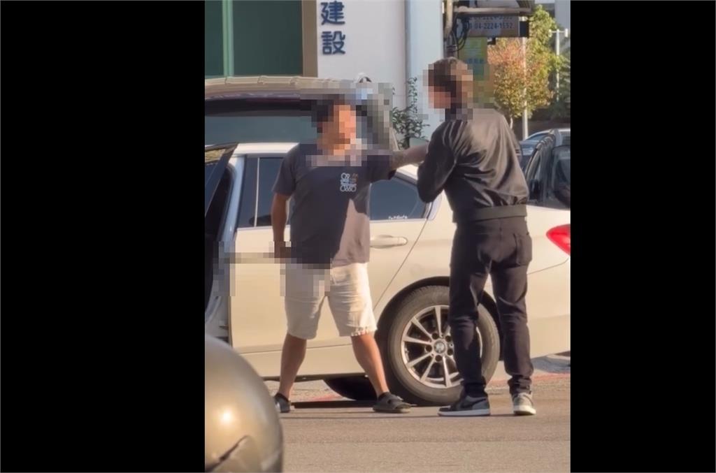 男開車違停被檢舉　「惱羞亮刀」作勢攻擊美籍男