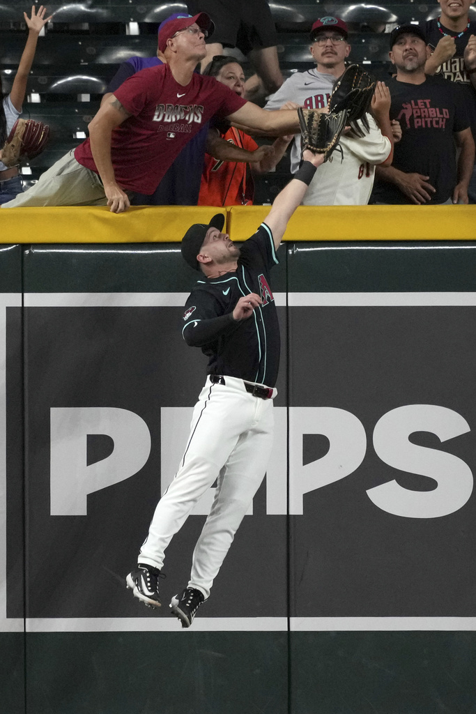 MLB(影)／一響尾蛇球迷多次干擾外野手接球　球隊忍無可忍只好「這樣做」