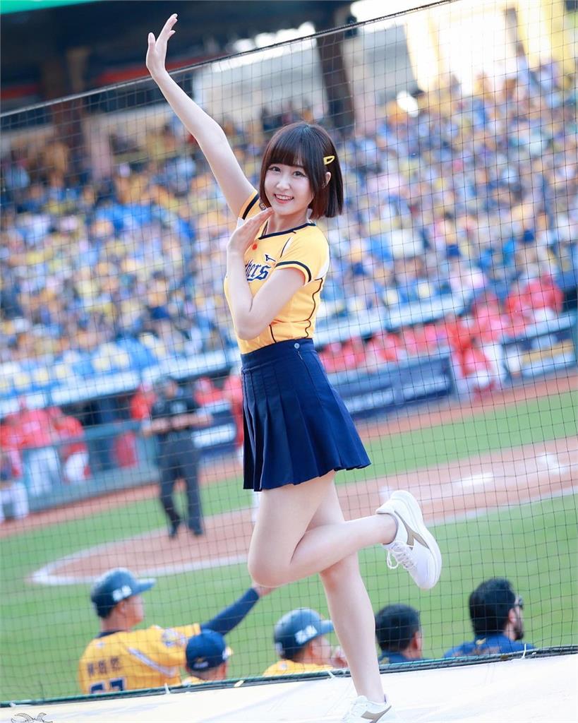 啦啦隊女神「夢幻泳裝」造型曝光!超甜眨眼「1姿勢」讓網暈爆