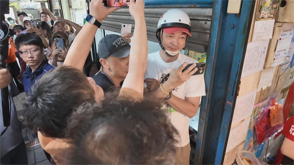 快新聞／連安全帽都沒摘！「全聯先生」現場追星狂比讚　與沈伯洋自拍比讚喊加油