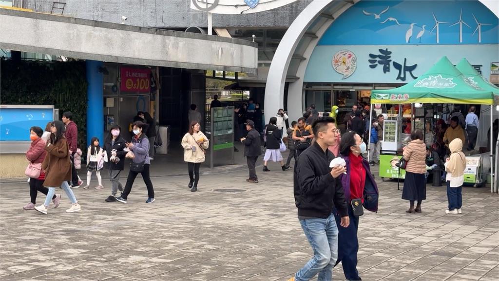 國道休息區湧入返鄉旅客 每個攤位都大排長龍