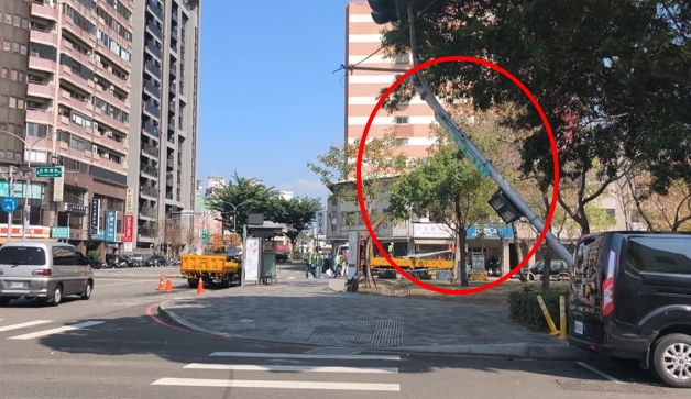 還在放假？台中吊車吊臂未收　勾號誌電纜線　攔腰折斷