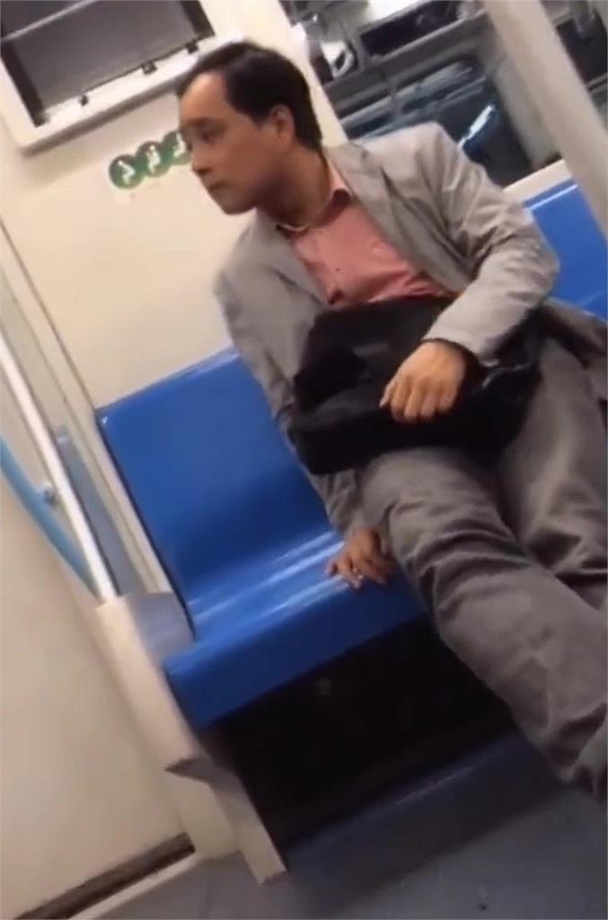 西裝男「公然脫褲」蹭長腿妹!猥瑣衰臉狂舔唇 變態行徑網氣炸:我吐了