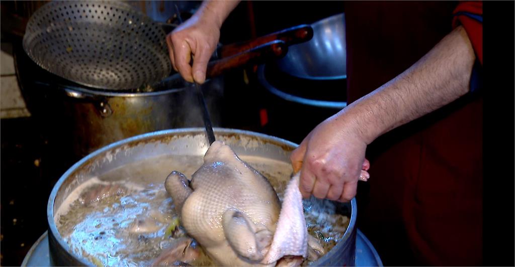 老滷小火慢煮鹽水雞　經茶葉煙燻外皮鹹香肉質彈性