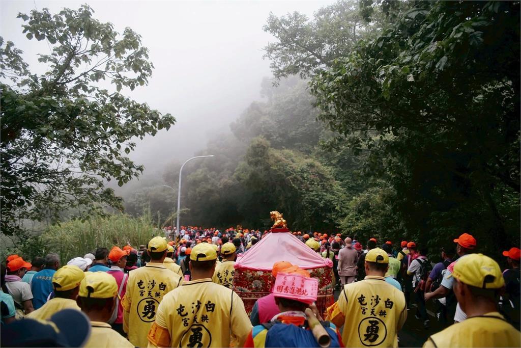 萬人守夜迎媽祖聖顏重現!白沙屯拱天宮「開爐收旗」圓滿落幕