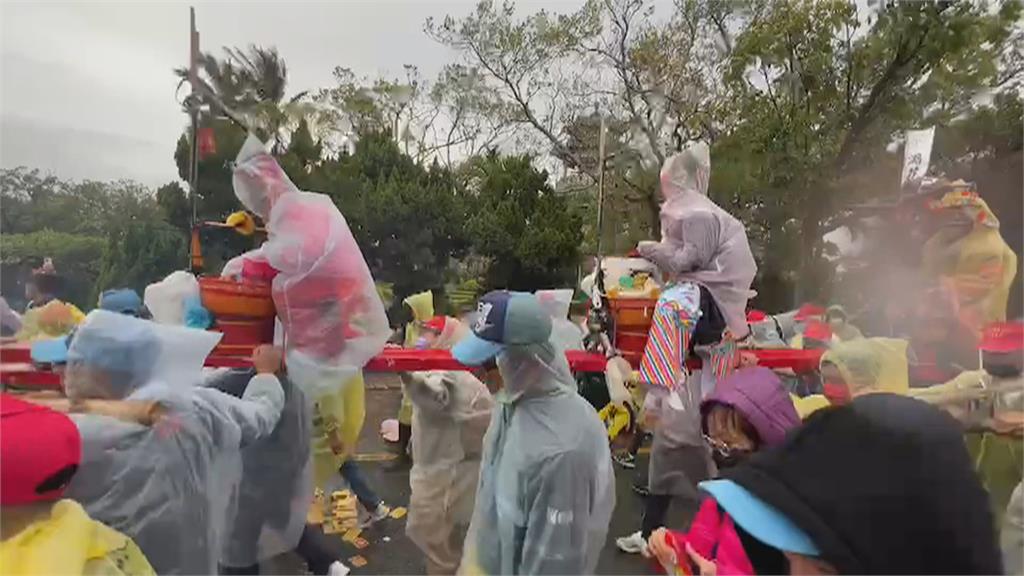 台南學甲蜈蚣陣出動遇寒流 小朋友從頭到腳全身包緊緊