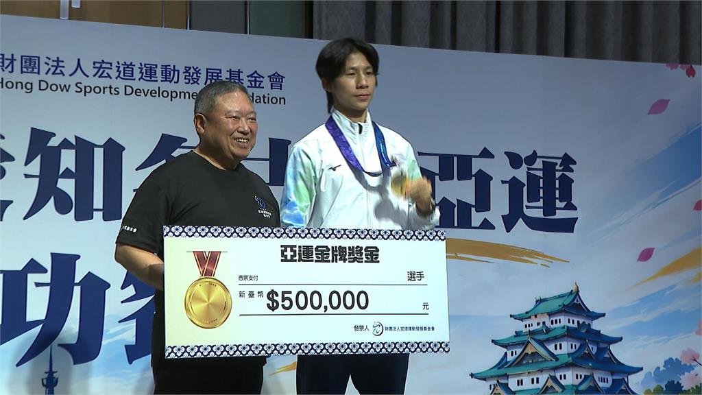 亞運英雄凱旋！慶功餐會選手教練齊聚　王冠閎：最感動的是聽到媽媽加油聲