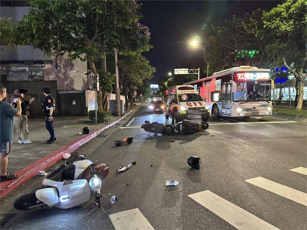 快新聞/碰!內湖民權東路「深夜3機車撞成一團」 2騎士送醫治療