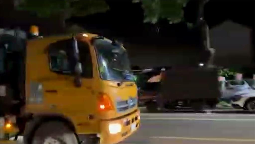搬家分批丟垃圾盼等一下 民眾追著跑怨:垃圾車不等人