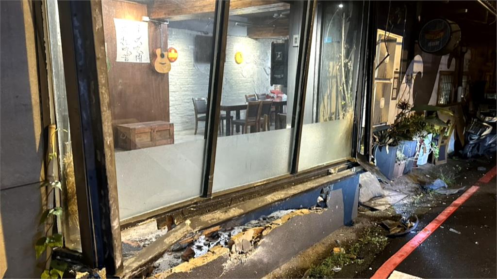 不是拍電影！街頭警匪追逐　花蓮警車失控衝店家撞破牆
