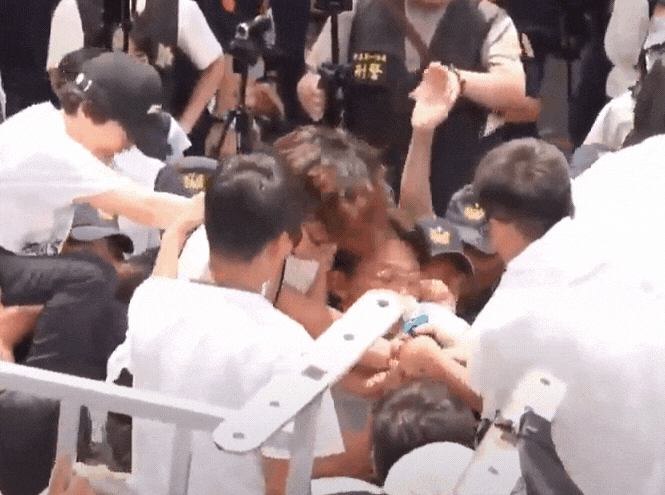 黃國昌翻鐵柵突倒警察群「人肉衝浪」!警沒撐住「老師整尊落地」他急抓麥開罵了