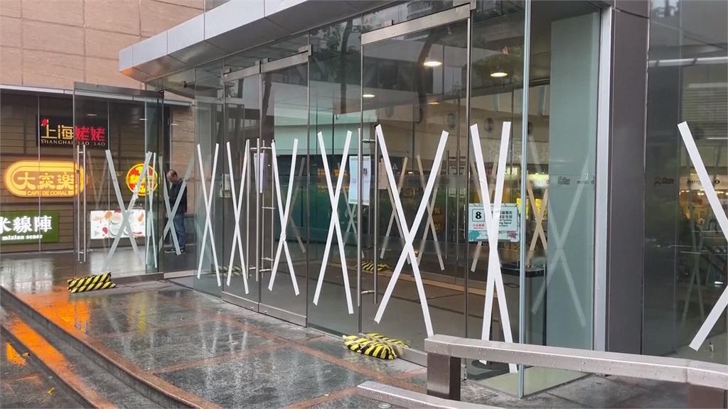 「小犬」襲港交通大亂　數千人滯留機場！議員批有損香港形象
