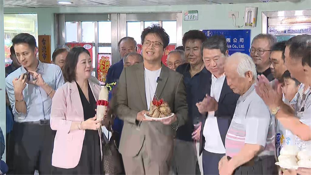 快新聞／沈伯洋「包中」台北市長！機車公會獻祝福　送菜頭、粽子、包子齊喊「凍蒜」