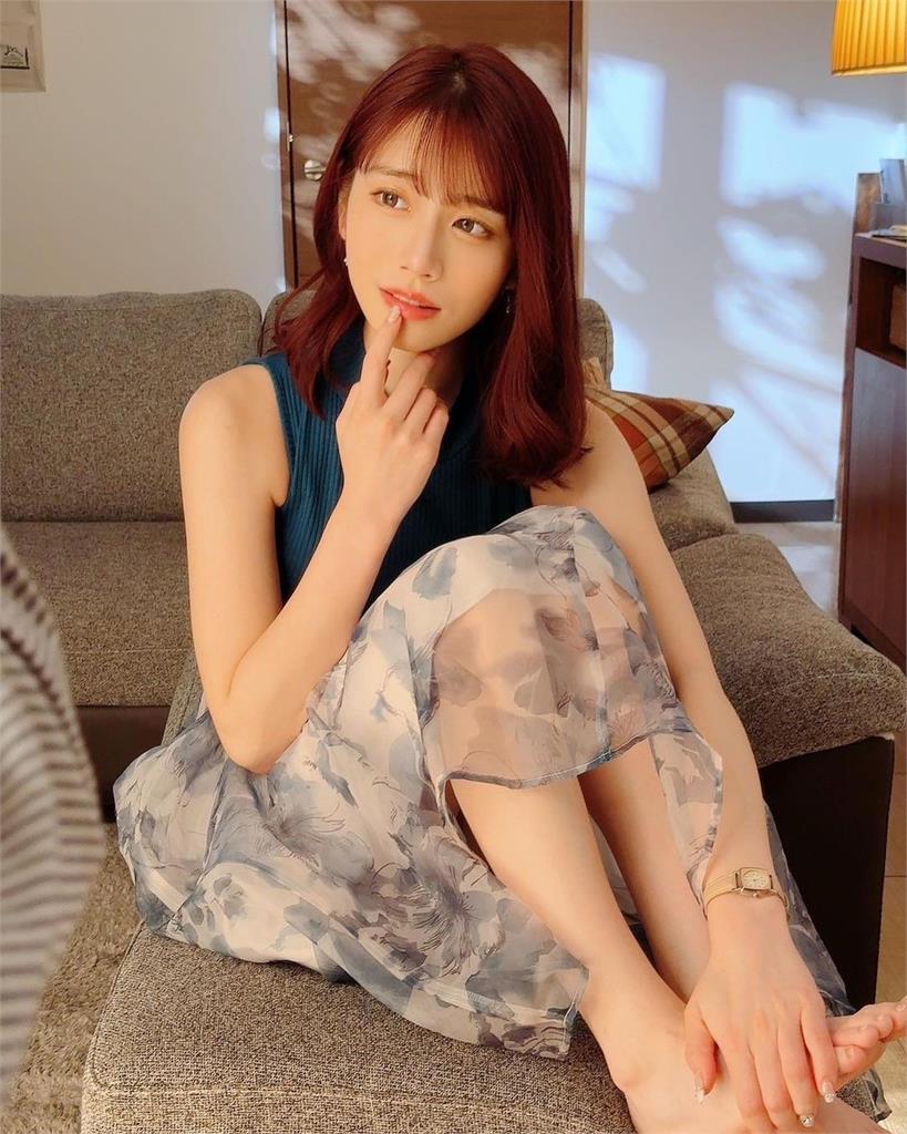 河北彩花新作品拍攝!薄紗長裙「全透視」雪白蜜腿看光光羞喊1句話