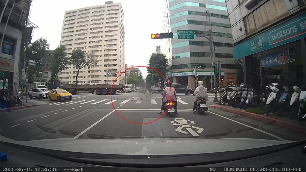 台北女過馬路突倒路中　「遭男拖走」毫無反應嚇壞民眾