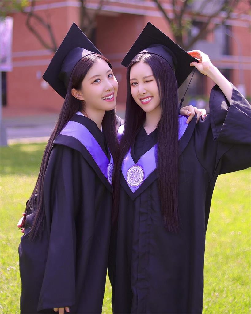 台灣最美雙胞胎要從清大畢業了！「超香學士服照」流出震撼2.7萬人