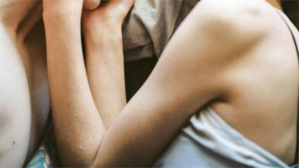 台男組「打炮團」尋歡！1人爆HIV陽性「整團炸鍋衝醫院」醫一驗驚：中了