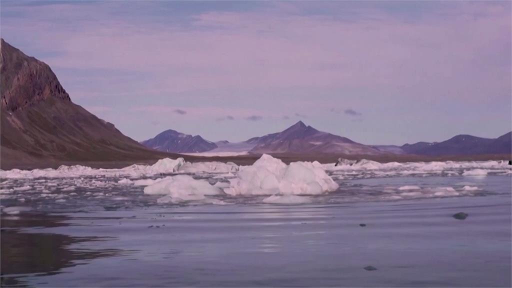 擱淺長達30年　世界最大冰山脫離海底加速漂動