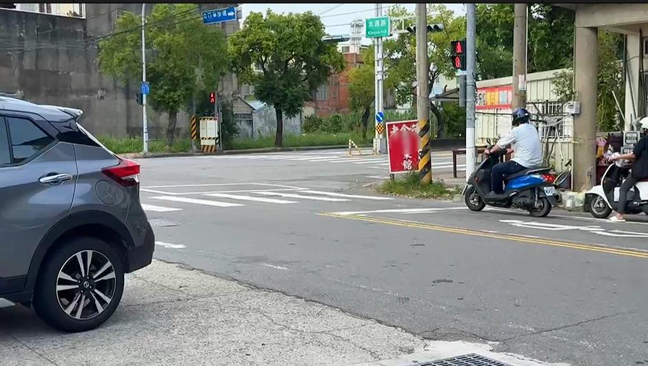 車上沒人！疑忘拉手煞惹禍　「汽車滑行」駕駛緊追在後