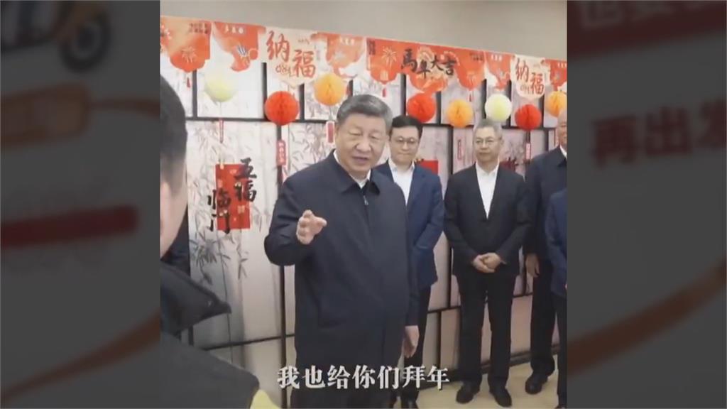 習近平冷看基層違法工時 八駿圖諷中國百姓做「牛馬」