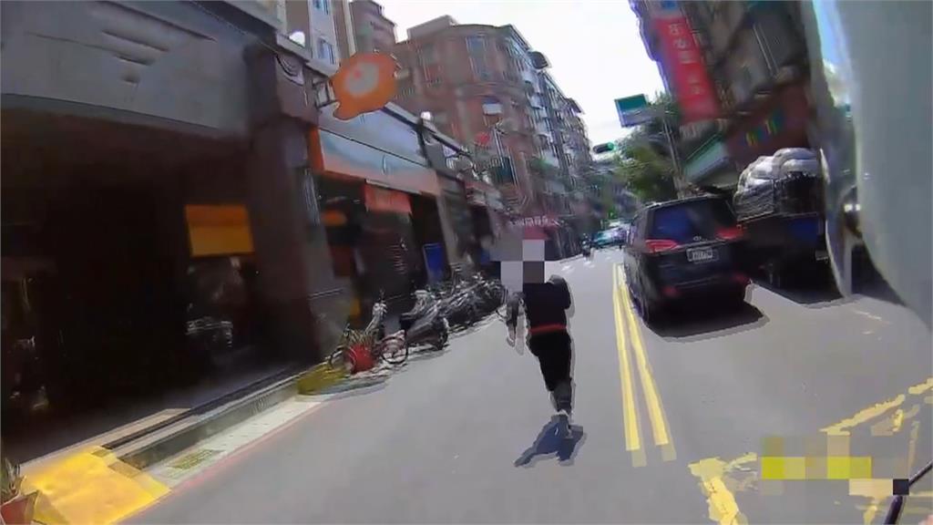 警拔槍抓人! 逃逸移工開車玩手機拒檢躲幼兒園被逮