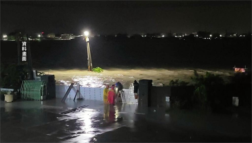 外面一片汪洋...超強「擋水神器」守住百年米廠　抗水畫面驚呆2萬人