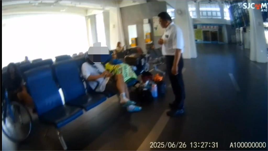 車站當自己家?男在走道欄杆曬衣服 鐵路警察說話了