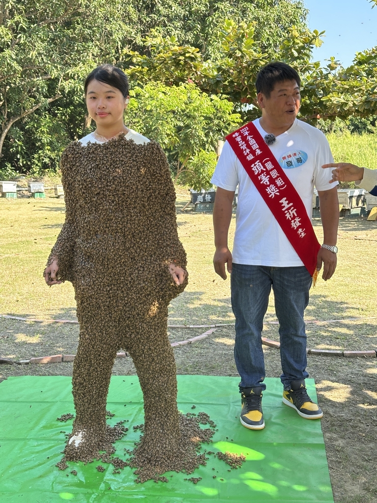 《綜藝新時代》台灣最年輕蜂人秀！蜜蜂爬滿手讓阿翔皮皮挫發出怪叫聲