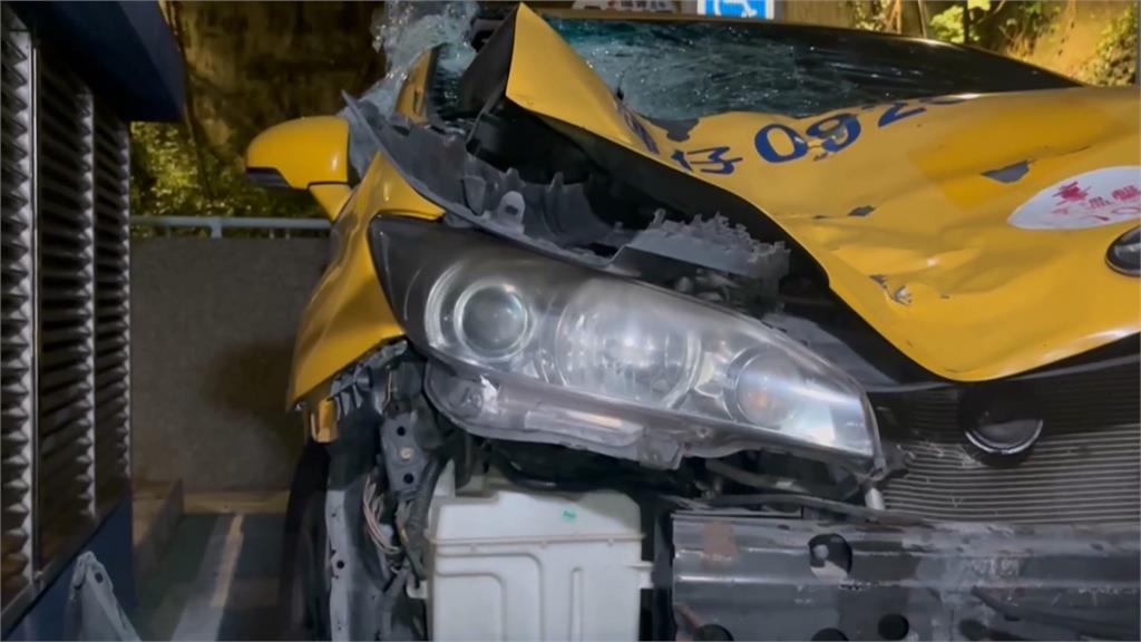 女子闖燈過馬路遭計程車高速撞擊不治　　肇事駕駛下跪道歉
