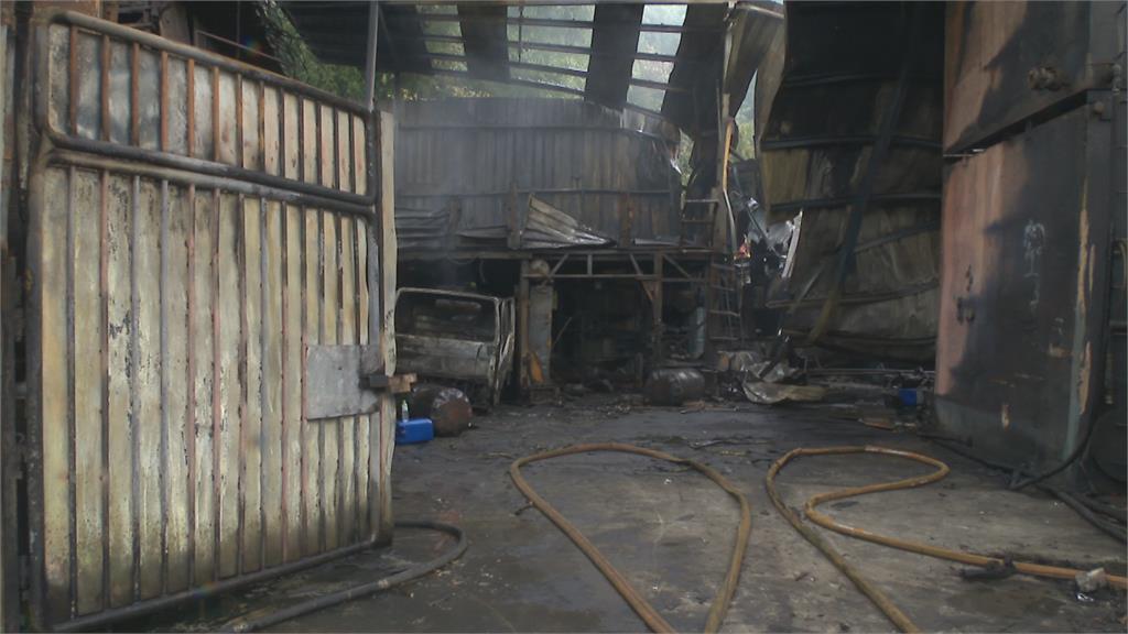 紙工廠火勢延燒　2公噸重油外流燒毀9工廠