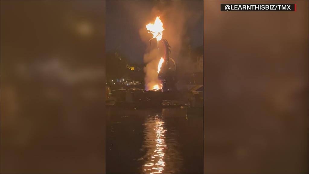 美國迪士尼表演「發爐」　巨大噴火龍燒成火柱