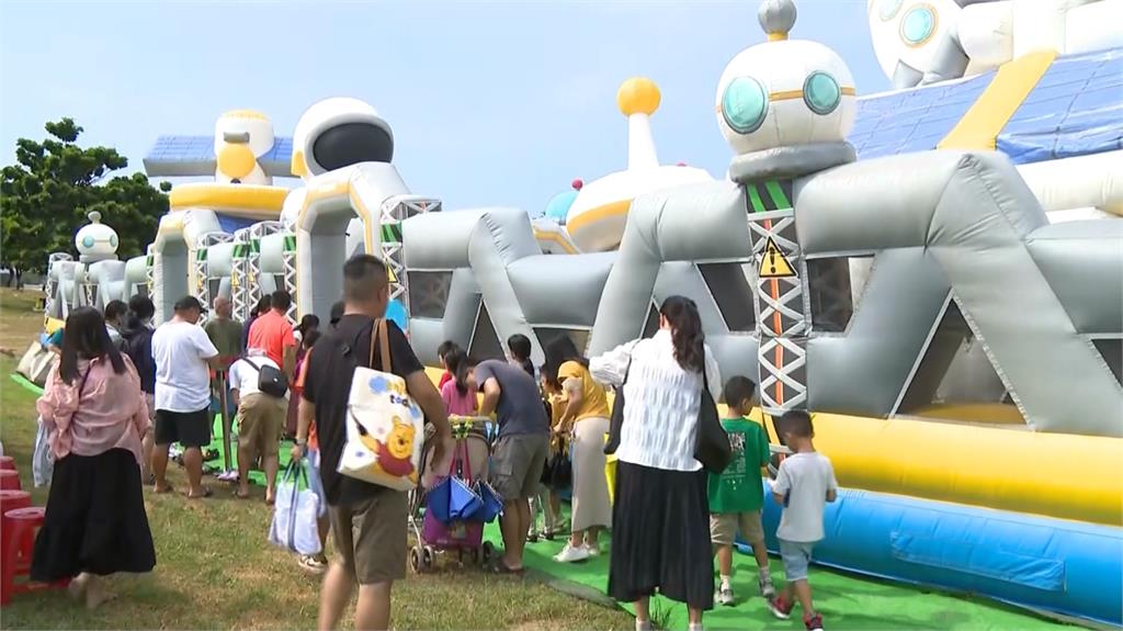 嘉義東石海之夏登場　超大型氣墊樂園、火舞秀吸睛