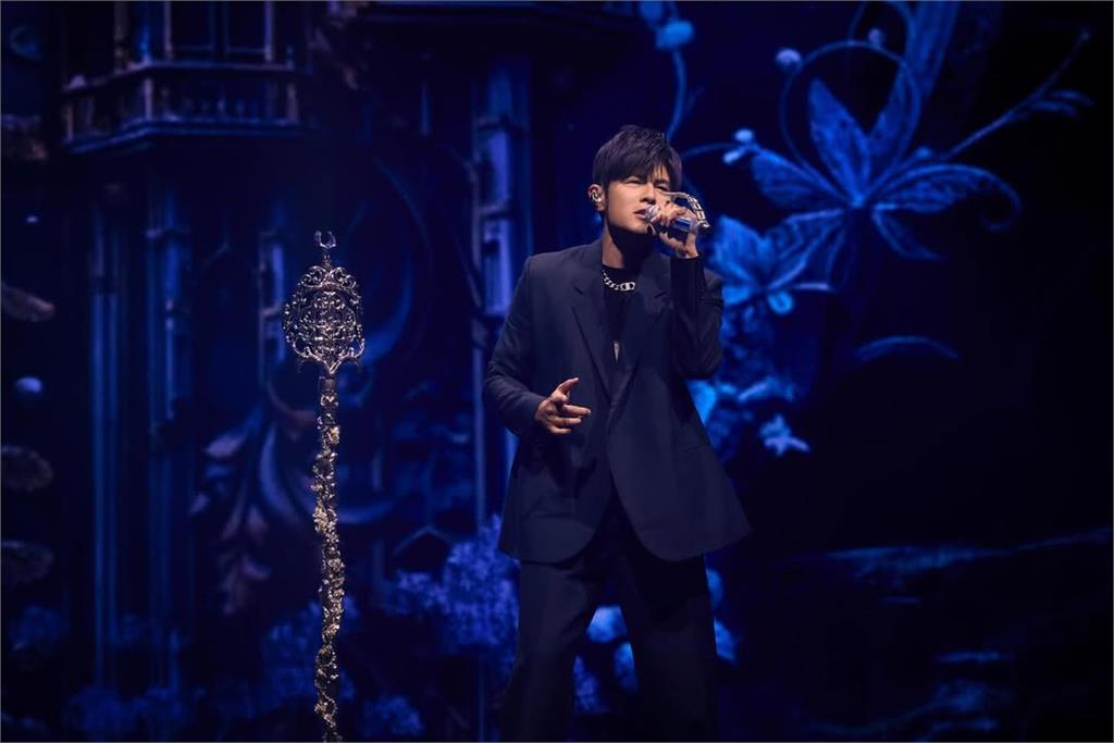 揪員工「爬進下水道」朝聖周杰倫演唱會!他曝「43秒超狂畫面」網跪:太猛了…