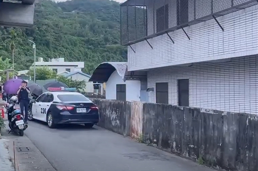 玄濟宮「尬賽10倍↑」又被放炮！尬電師父召集信徒「傘兵陣」擋屎畫面曝光