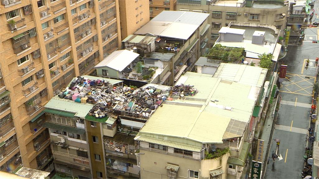 新莊空中垃圾山！　阿伯「為研究核能」把屋頂滿雜物
