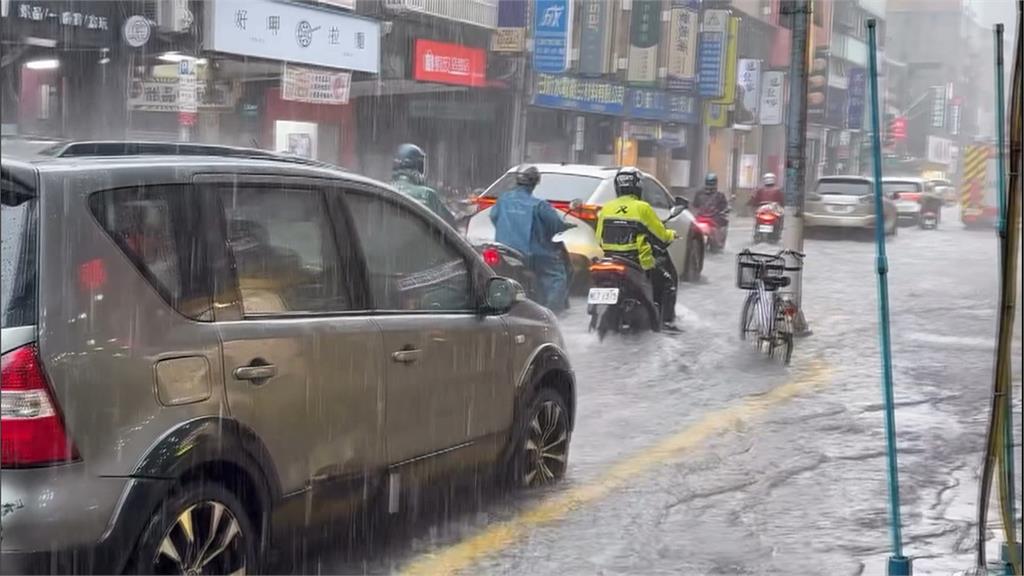 李四川喊路平燈亮水溝通破功？　何孟樺酸：臭彈仙