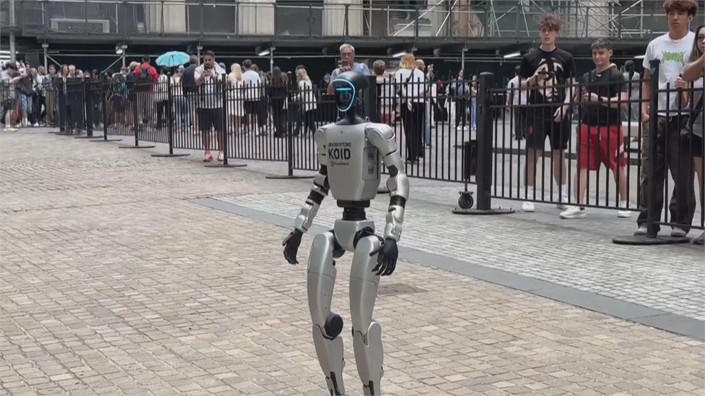 紐約證交所外機器人迎賓　會跑跳還會揮手