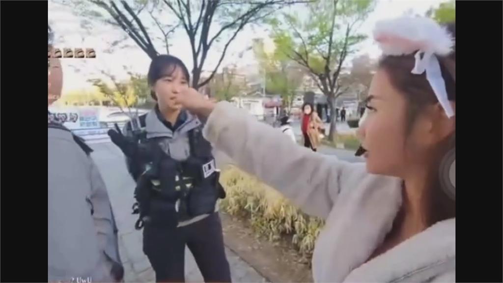 被要求「胸器」收起來！她南韓街頭直播惹議　喊冤反遭指責：破壞名聲