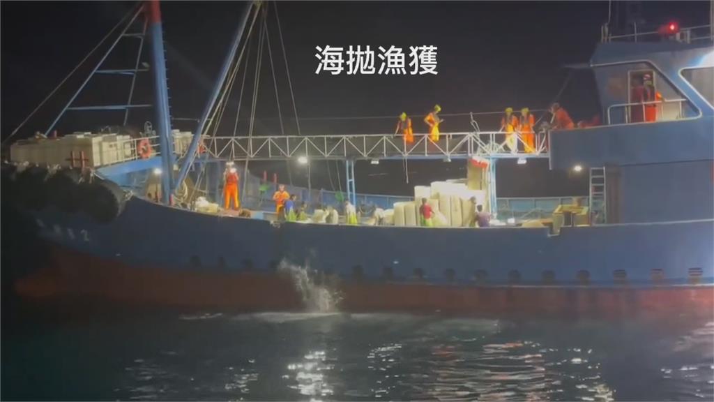 中國籍無名漁船澎湖越界作業 15人被押回調查